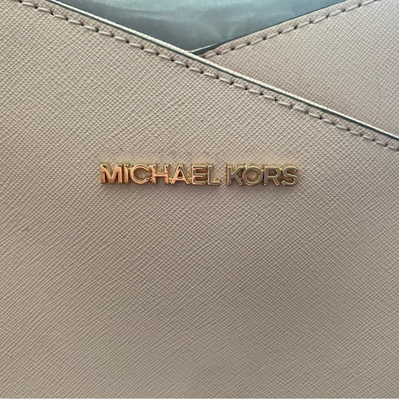 Light Pink Michael Kors purse - Picture 2 of 3